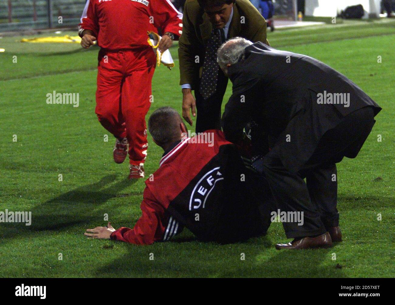 IL FLAMENT DEL COMMISSARIO UEFA È STATO FERITO DA UN FUOCO DURANTE LA  PARTITA DI CALCIO DELLA COPPA UEFA DI FIORENTINA VS GRASSHOPPER A SALERNO.  Philip Flament, arbitro UEFA, si trova a