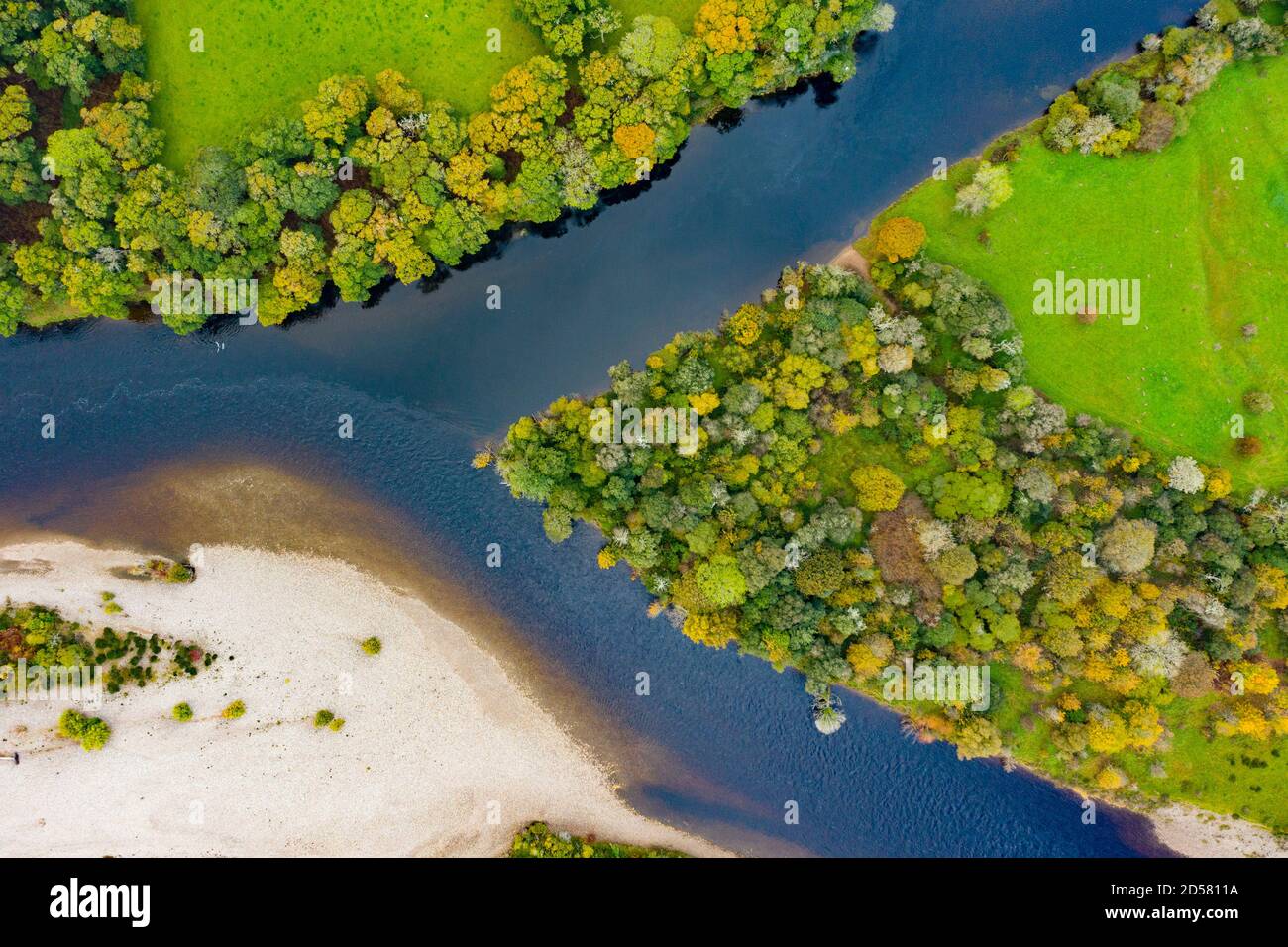Ballinluig, Scozia, Regno Unito. 13 ottobre 2020. Vista autunnale della confluenza del fiume Tay e del fiume Tummel a Ballinluig. Il fiume Tay (TOP) e il fiume Tummel sono due dei principali fiumi di salmone della Scozia. Iain Masterton/Alamy Live News Foto Stock