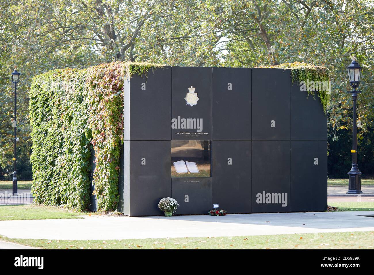 Londra, Regno Unito. 22 settembre 2020: Il National Police Memorial sul Mall. Il Memoriale, inaugurato nel 2005, è stato progettato da Lord Foster e per Arnoldi e. Foto Stock