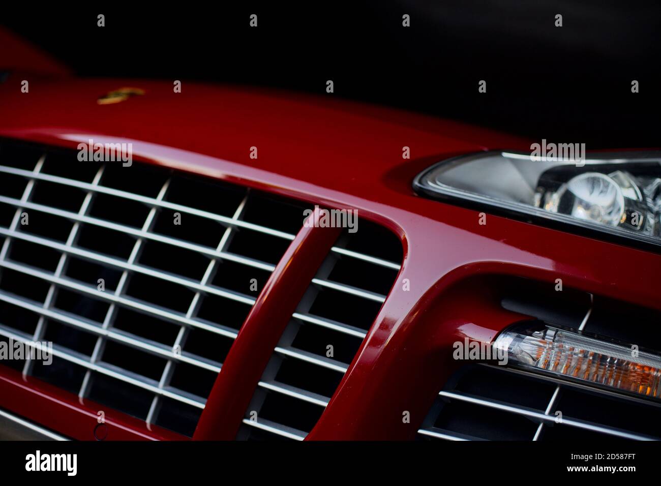 Red Porsche Cayenne GTS vista frontale parziale con griglia in messa a fuoco Foto Stock