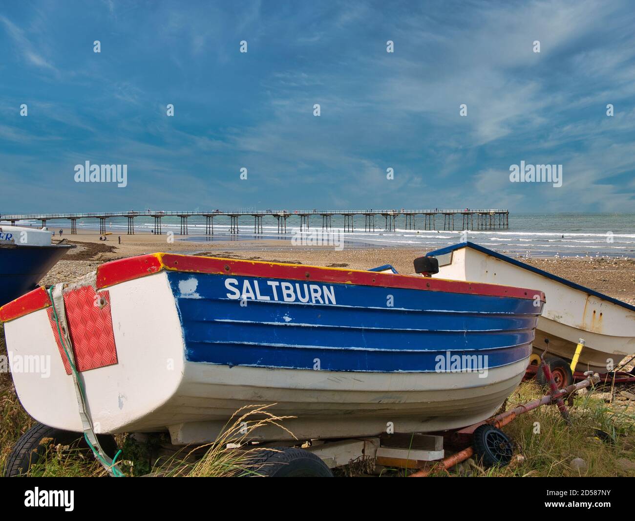 Con una piccola barca da pesca in primo piano, una vista sul vittoriano, classificato di grado 2 molo a Saltburn-by-the-Sea a Cleveland, Regno Unito. Foto Stock