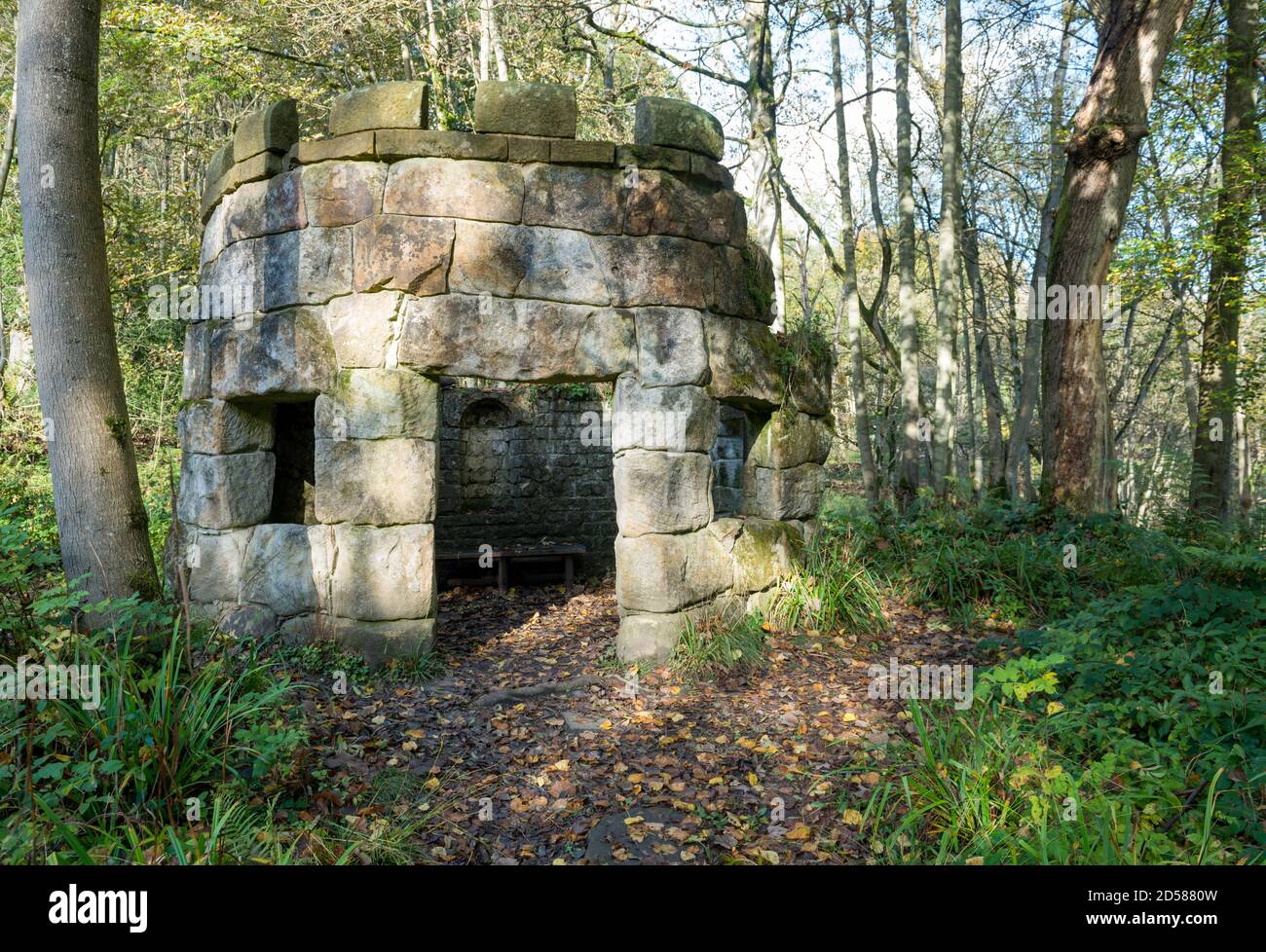 Il tempio rustico a Hackfall nel Nord Yorkshire una follia costruito come parte del giardino boschivo Foto Stock