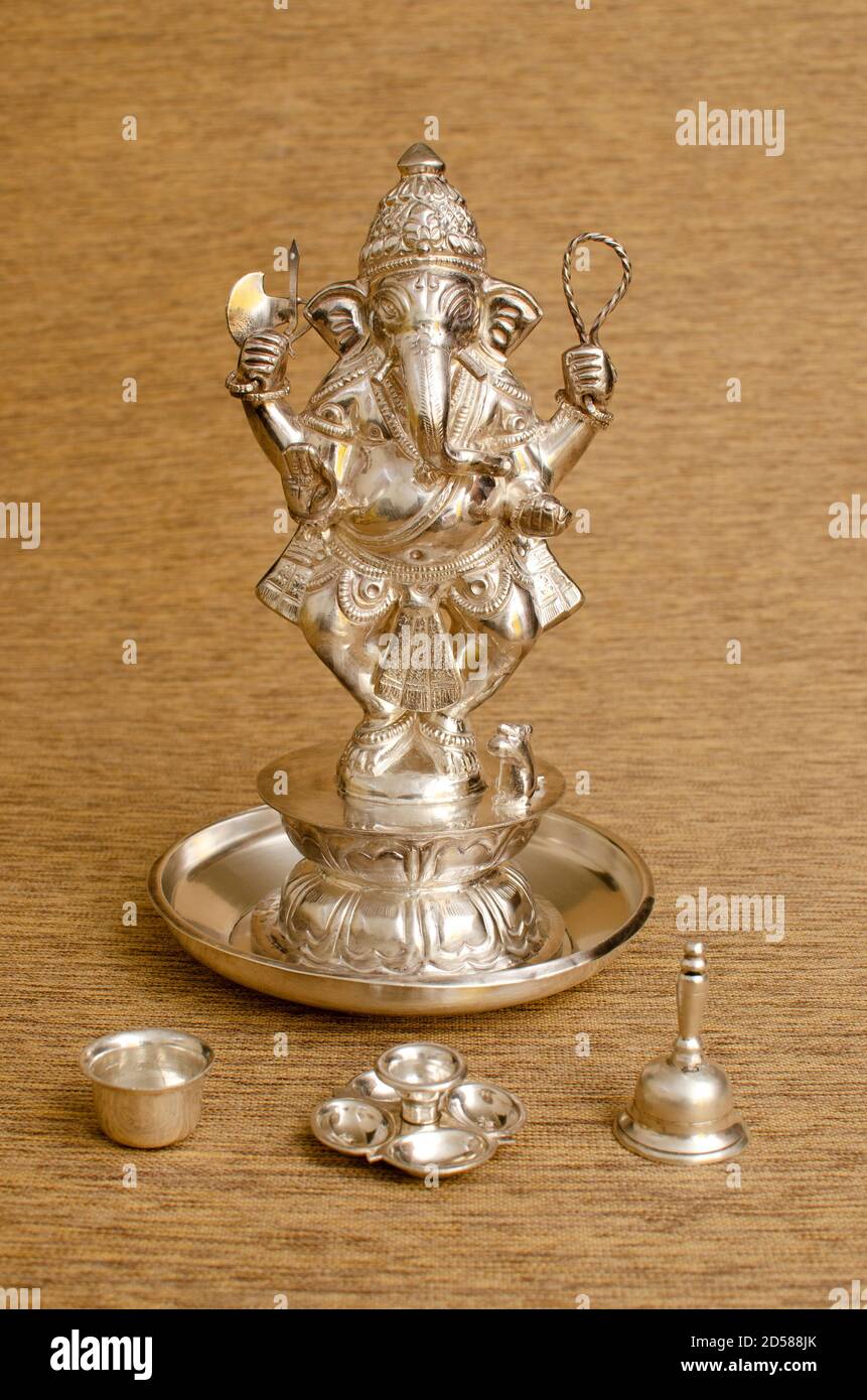Idolo d'argento del Signore Ganesha. Danza Ganesh. Riprese in studio al coperto. Foto Stock