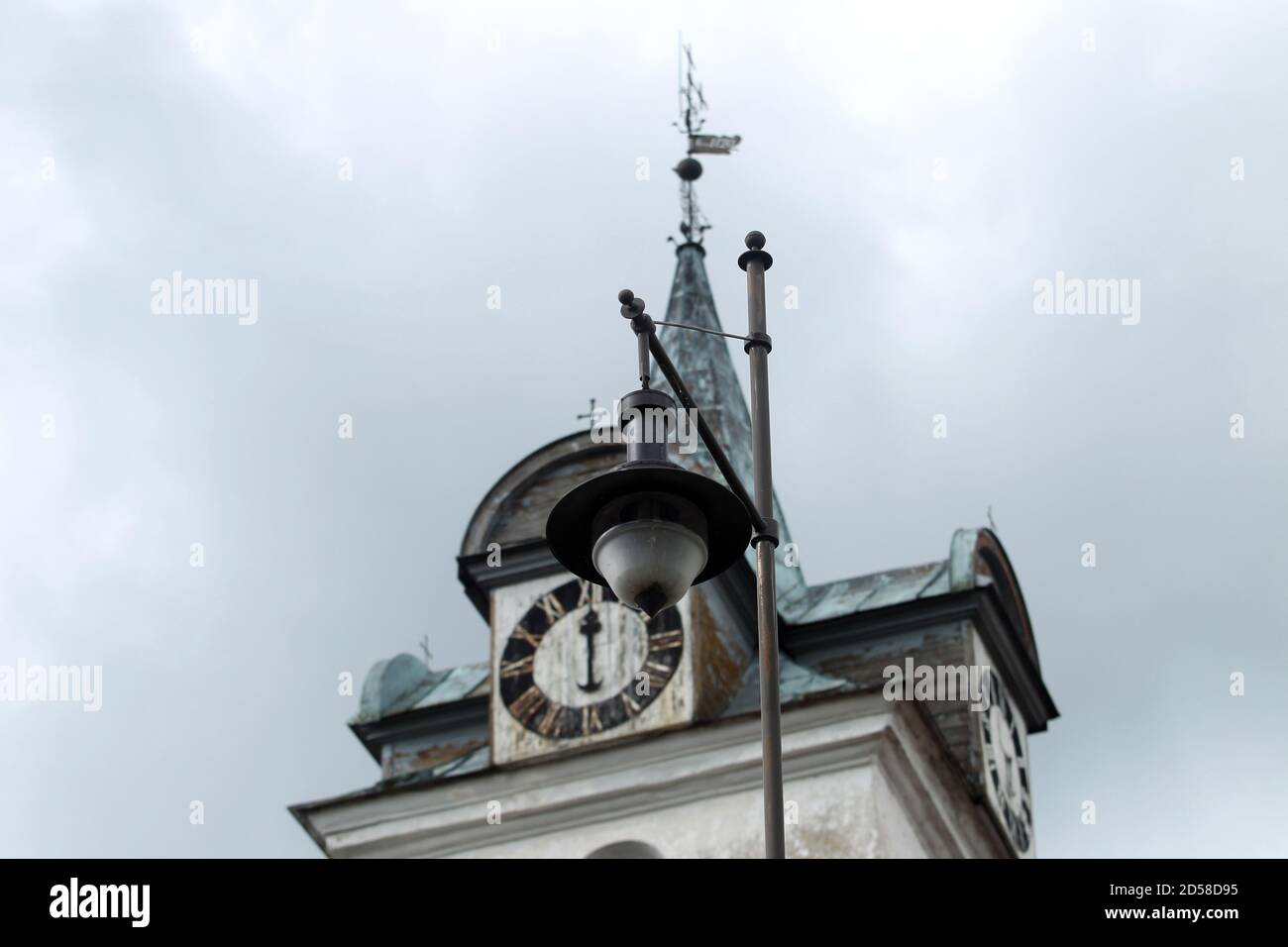Lampada tradizionale di strada nella città vecchia di Kuldiga, Lettonia Foto Stock