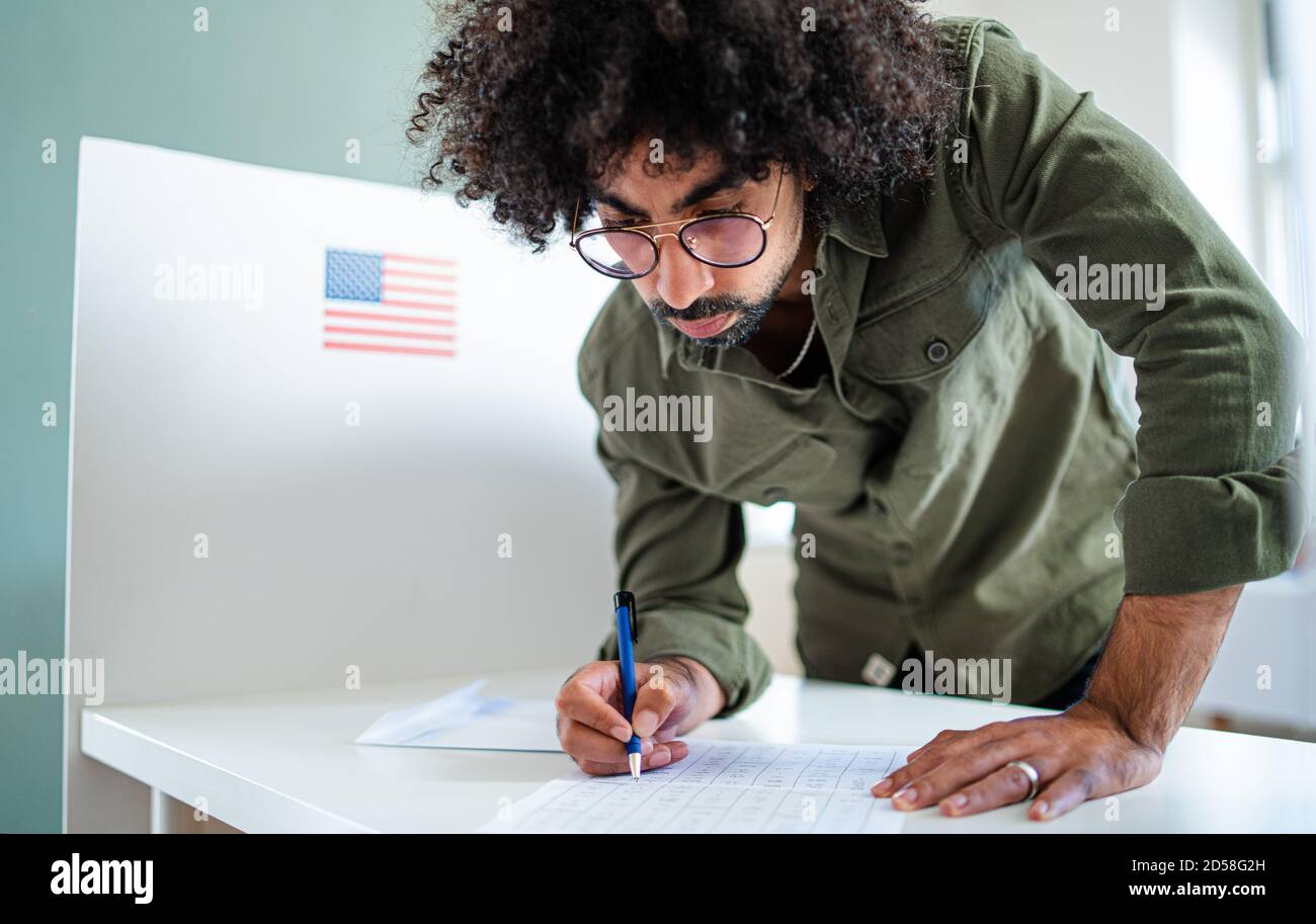 Uomo elettore in luogo di voto, concetto di elezioni usa. Foto Stock