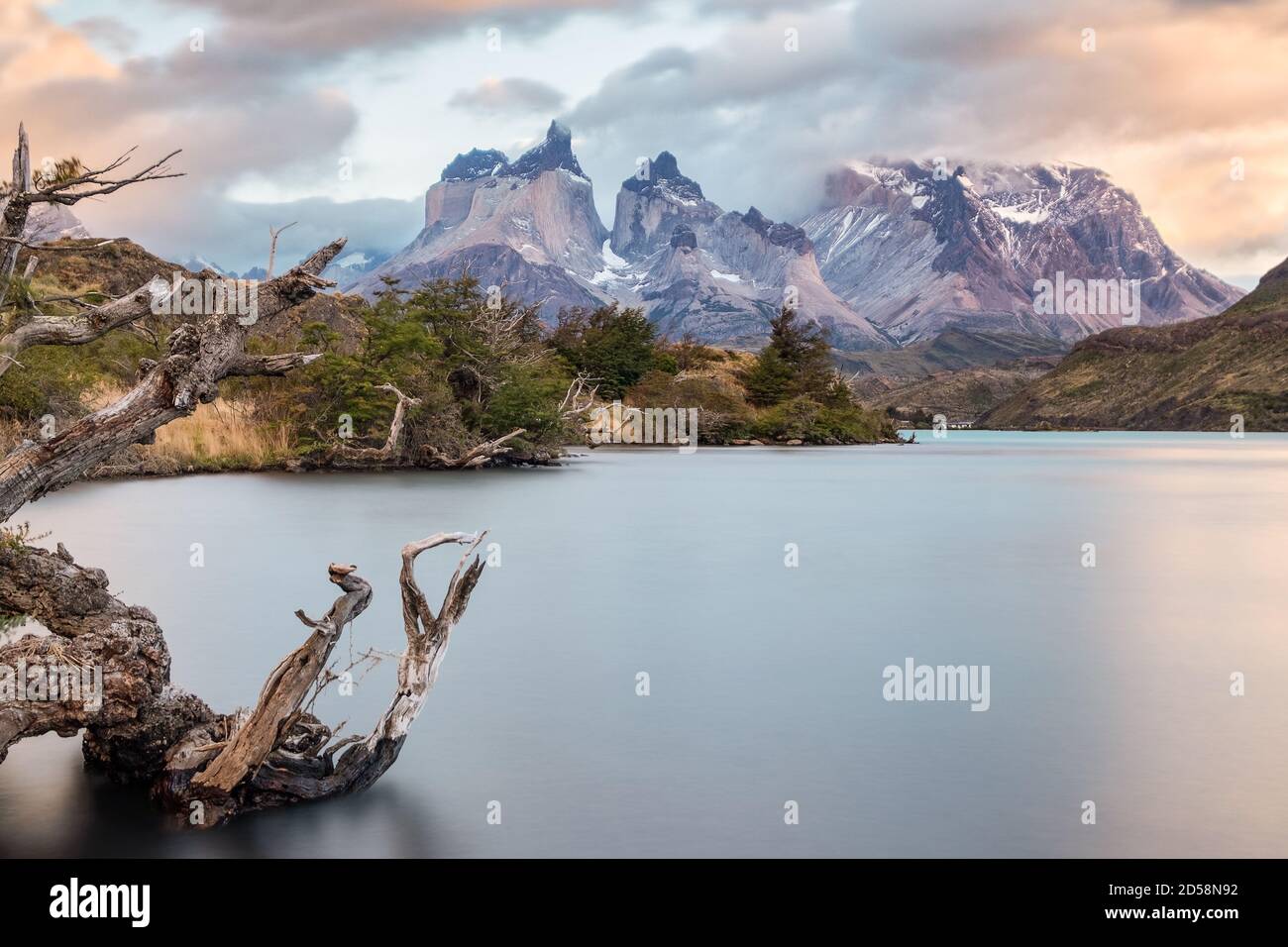 Cuernos del Paine e il Lago Pehoe, Parco Nazionale Torres del Paine, Patagonia, Cile Foto Stock