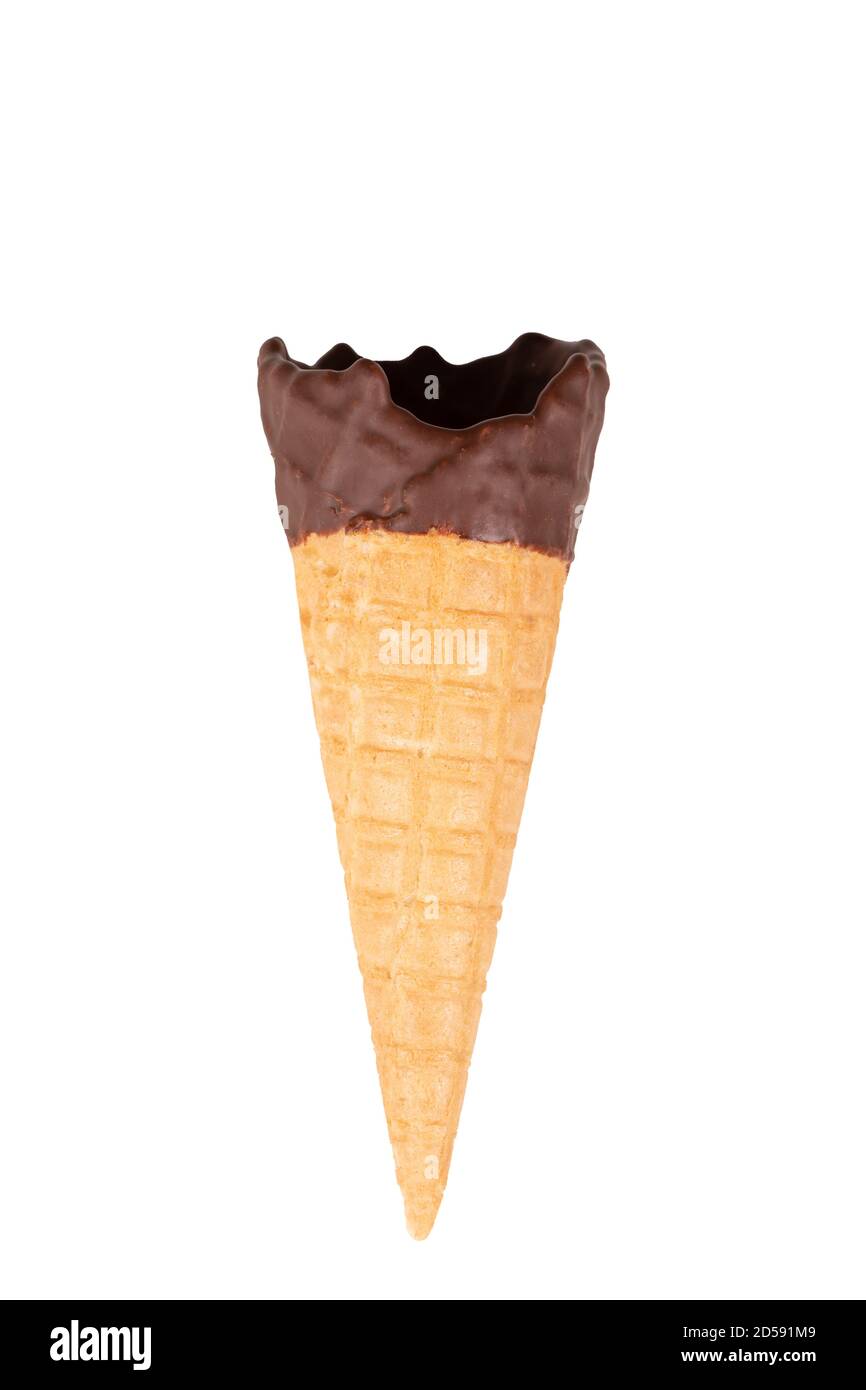 Cono singolo di gelato ricoperto di cioccolato, isolato su sfondo bianco. Foto Stock