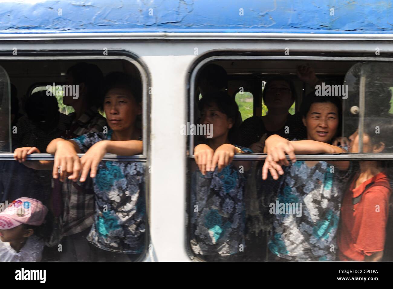 08.08.2012, Pyongyang, Corea del Nord, Asia - i pendolari guardano fuori dalla finestra aperta di un tram completamente occupato nel centro della capitale della Corea del Nord. Foto Stock