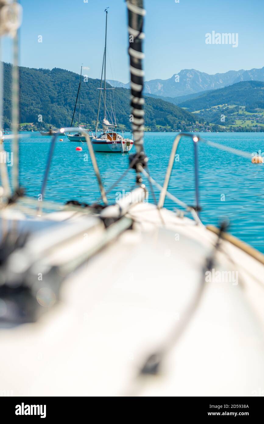 Vista dal ponte delle barche a vela su Attersee, Salzkammergut, alta Austria, Austria Foto Stock