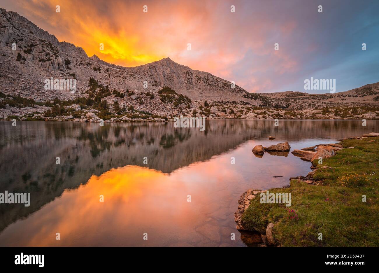 La montagna del Monte Crocker si riflette nei laghi Pioneer Basin al tramonto, Inyo National Forest, California, USA Foto Stock