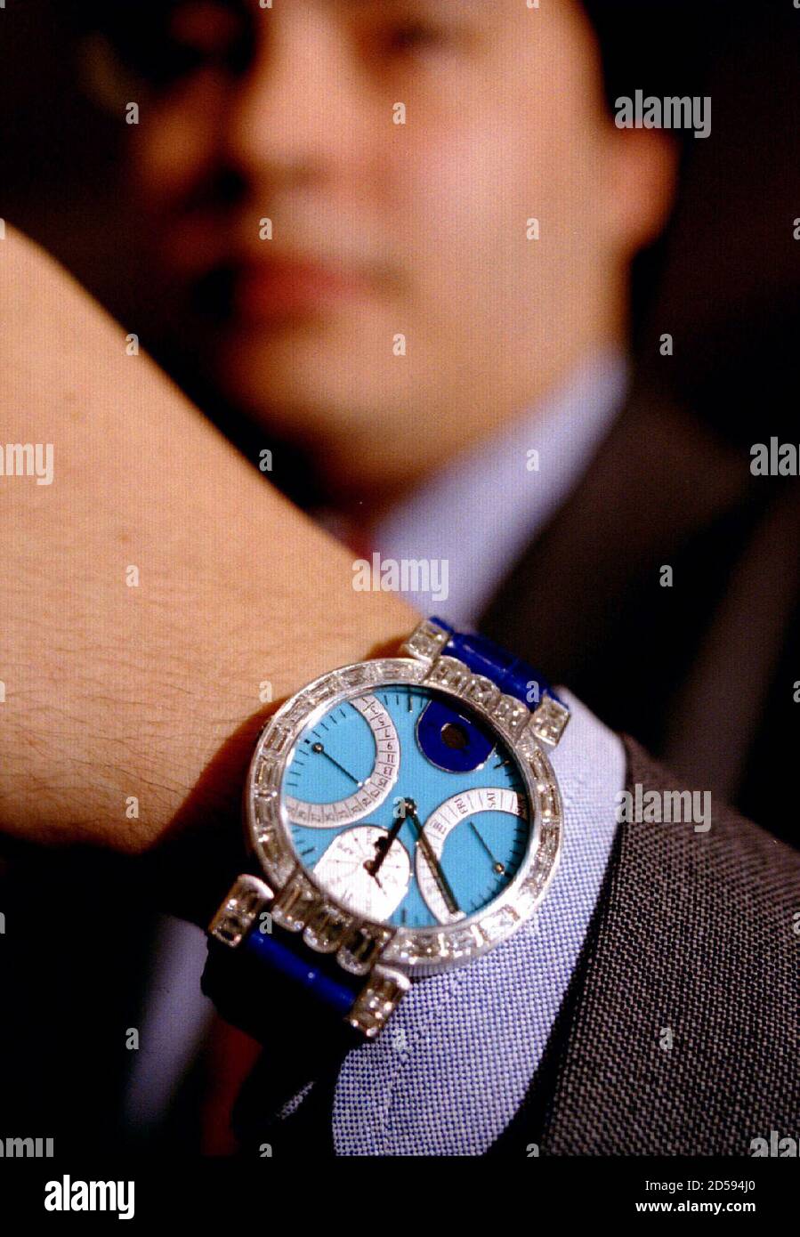 L'orologio da polso di un uomo da un milione di dollari è il pezzo centrale  di una collezione di gioielli rari portati a Tokyo per la vendita il 18  novembre da un