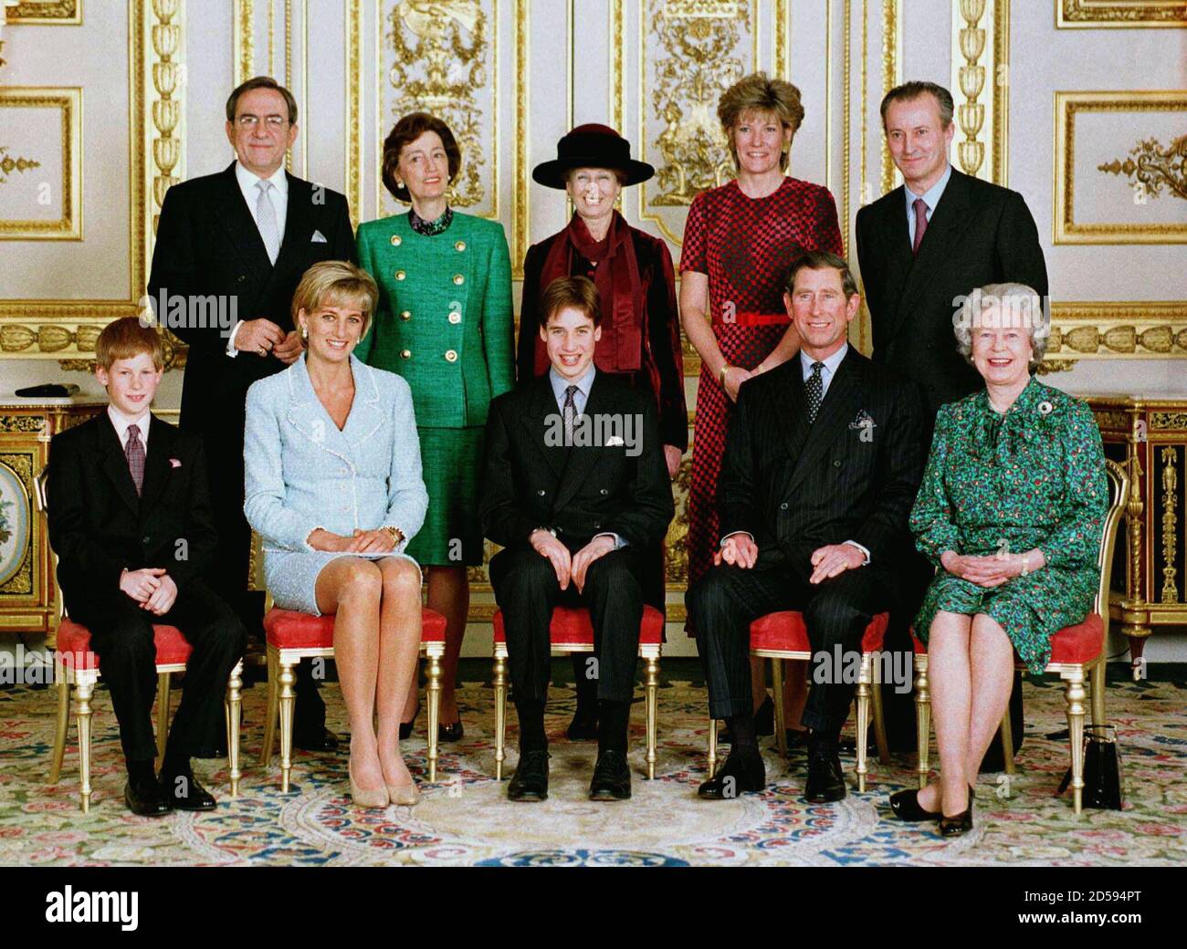 I membri della famiglia reale britannica si siedono per un ritratto ufficiale nel salotto bianco del Castello di Windsor dopo la conferma del Principe William alla Cappella di St Georges il 9 marzo. Nella foto sono raffigurati il Principe Harry, la Principessa Diana di Galles, il Principe Guglielmo, il Principe di Galles, la Regina Elisabetta II (fila posteriore da sinistra a destra) Re Constatino di Grecia, la Signora Susan Hussey, la Principessa Alexandra, la Duchessa di Westminster e Lord Romsey. Foto Stock