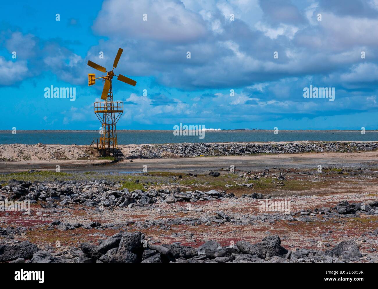 Mulino a vento in ferro dipinto lungo la costa sud di Bonaire. Foto Stock