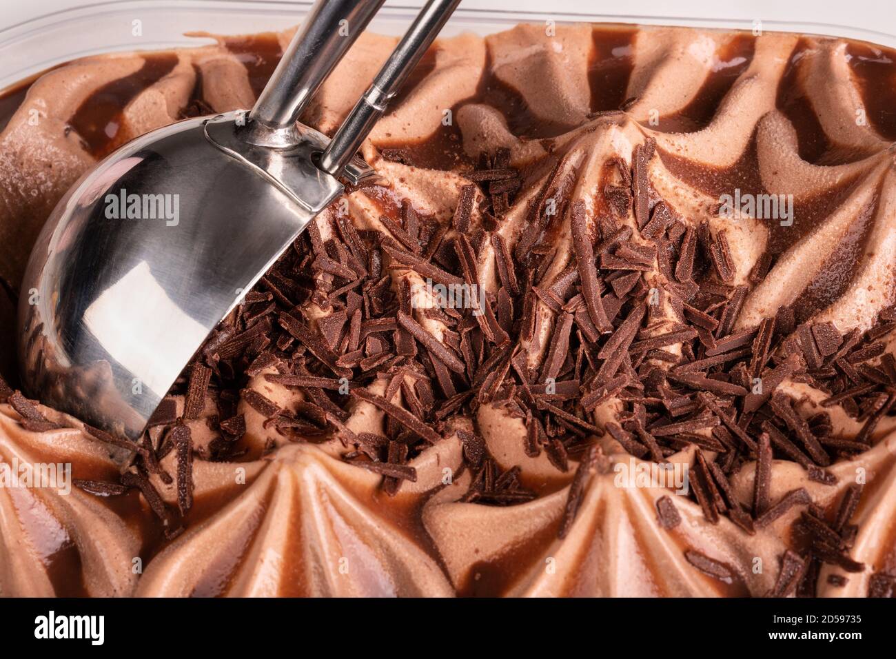 Primo piano di una tazza di gelato meccanico che raccoglie il gelato da servire. Foto Stock