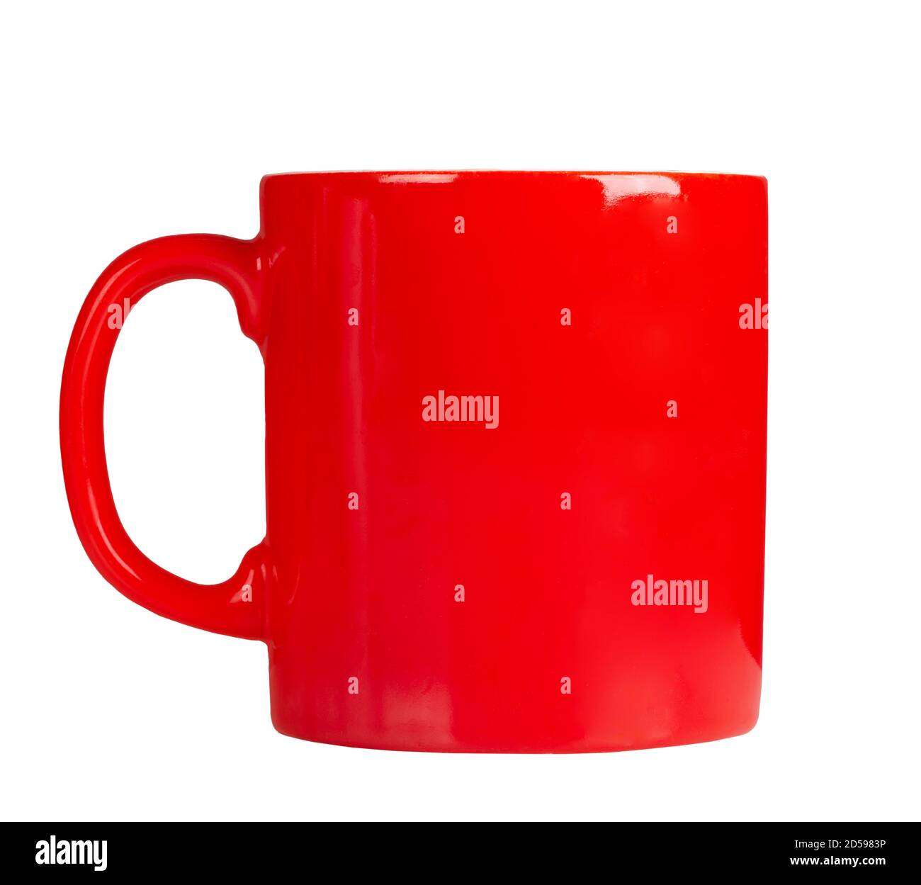 Una tazza di caffè o tè rosso brillante, isolata su sfondo bianco. Foto Stock
