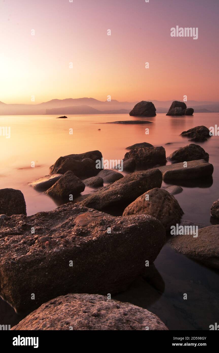 lunga esposizione di mare e rocce. Foto Stock