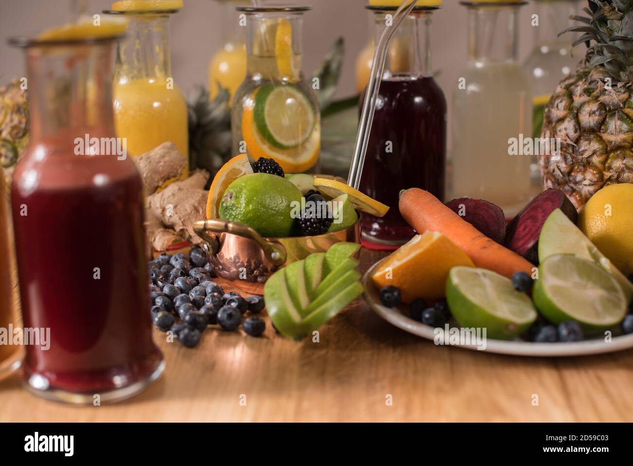 Frutta fresca e verdure con spremute fresche Foto Stock