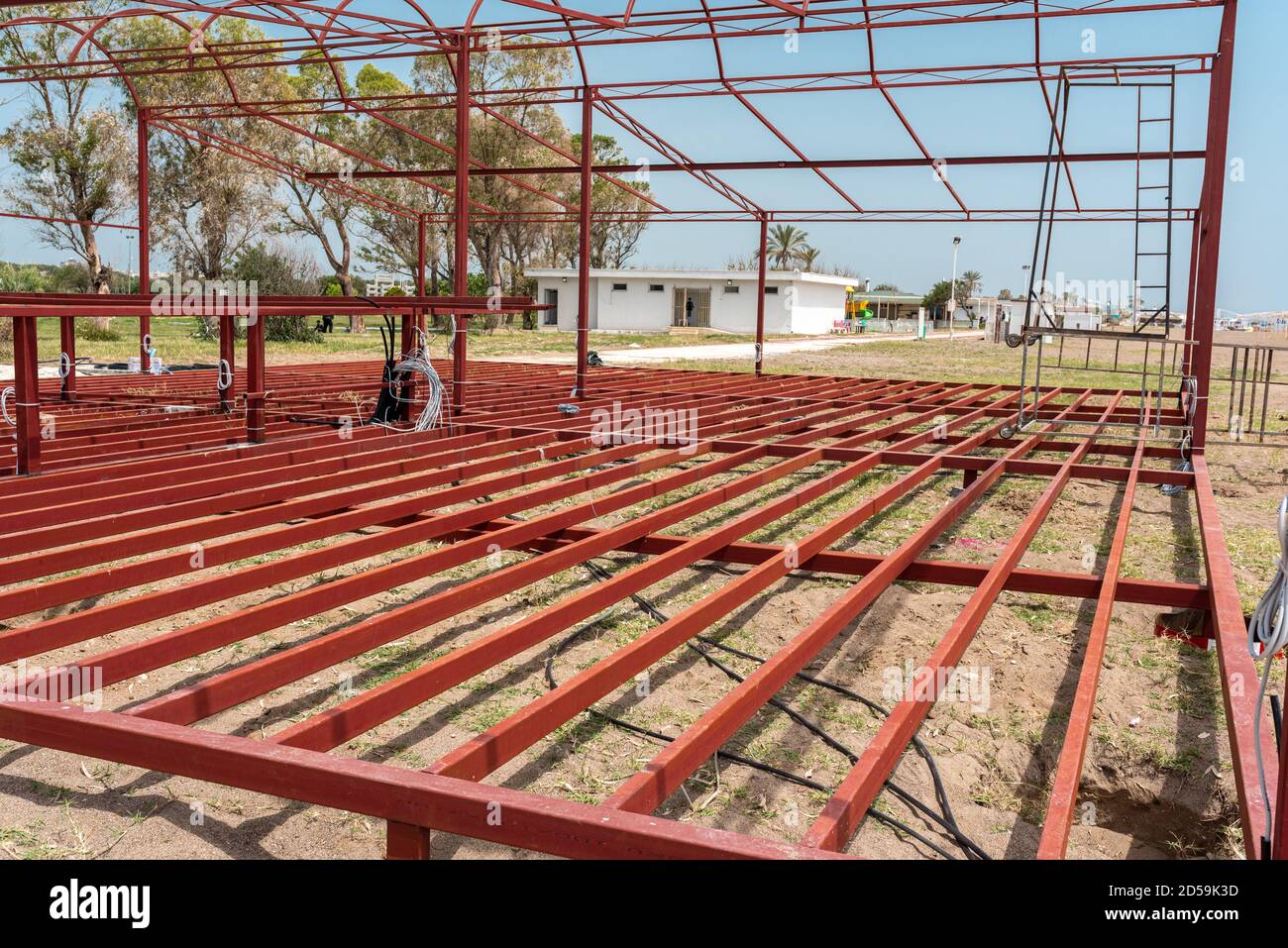 Nel cantiere di costruzione, struttura in acciaio è in costruzione Foto Stock