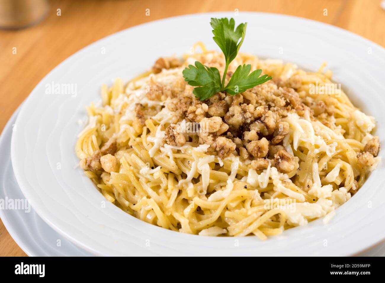 Tagliatella Turca / Eriste con formaggio, noci su fondo di legno Foto Stock