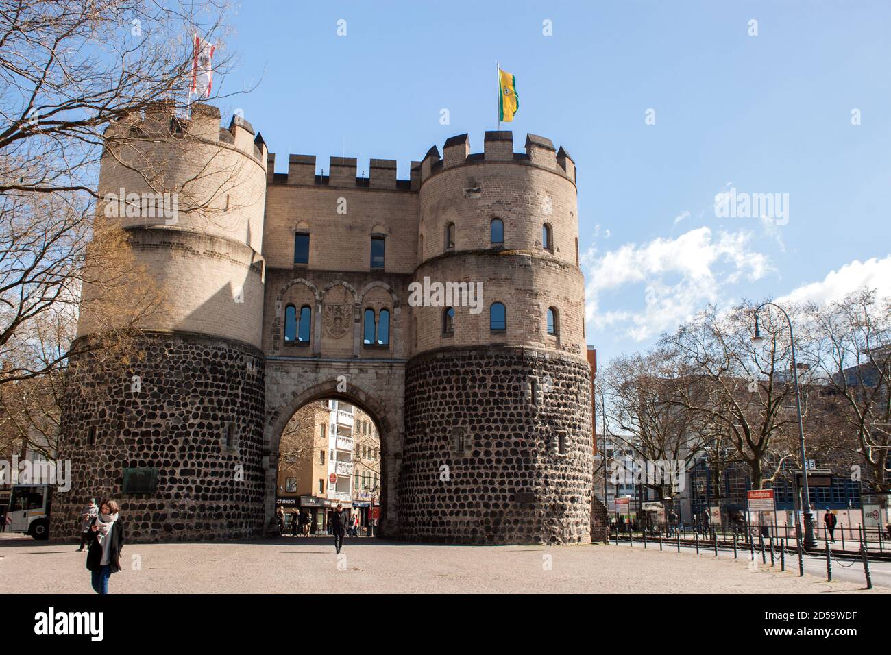 Porta medievale della città con due torri rotonde, parte del muro di difesa della città vecchia di Colonia Foto Stock
