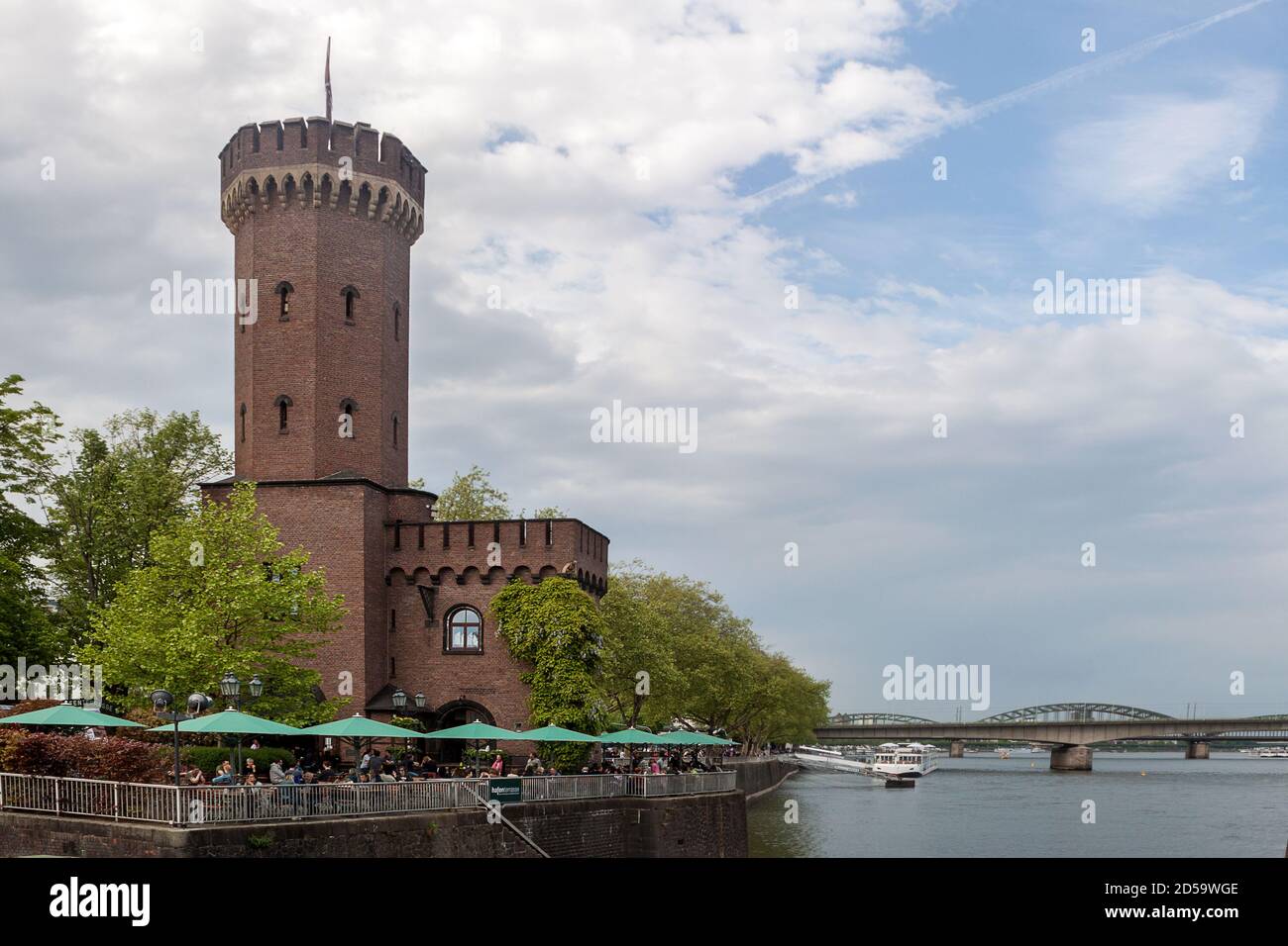 La torre di Malakoff, (tedesco Malakoffturm) presso il fiume Reno banca nella città di Colonia, Germania Foto Stock