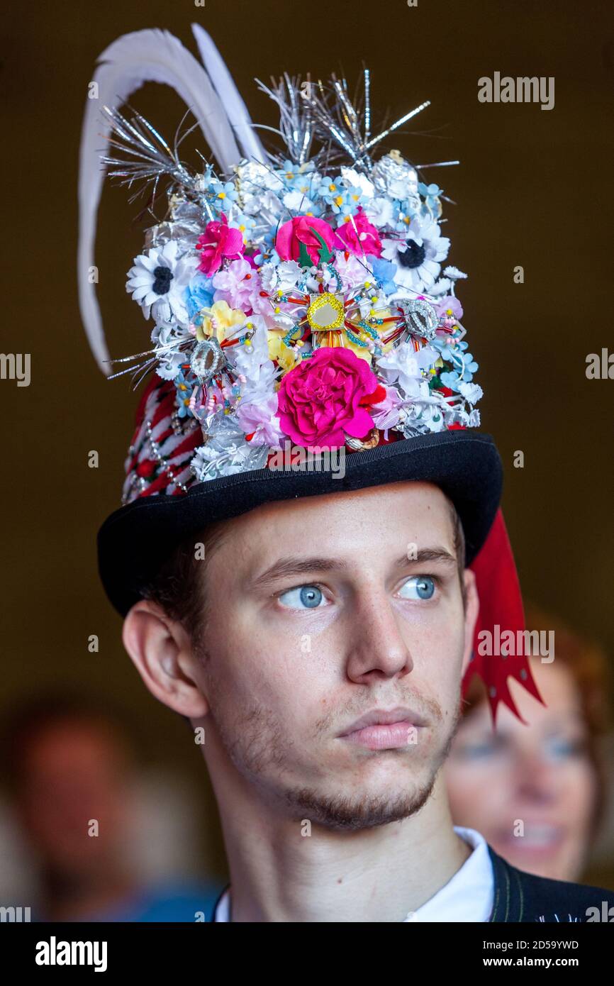 Uomo in abito tradizionale cappello tipico decorato fiori folklore ceco Moravia meridionale Repubblica Ceca Foto Stock