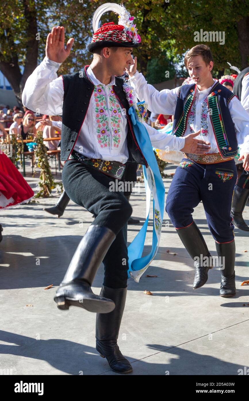 Uomini che ballano in abiti tradizionali danza tipica Verbunk folklore ceco Moravia meridionale Repubblica Ceca Foto Stock