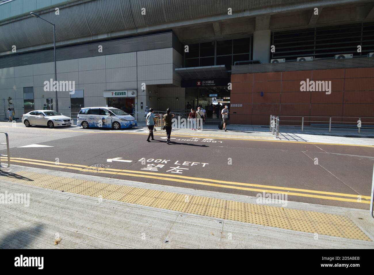 Una tabella di velocità, che serve come attraversamento pedonale rialzato, a Yat Tai Street, Shatin, Hong Kong Foto Stock