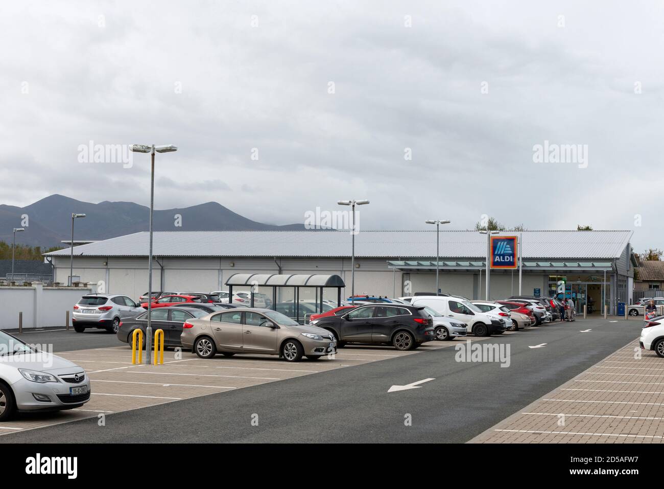 Negozio Aldi Ireland e parcheggio auto o parcheggio a Killarney, Contea di Kerry, Irlanda Foto Stock