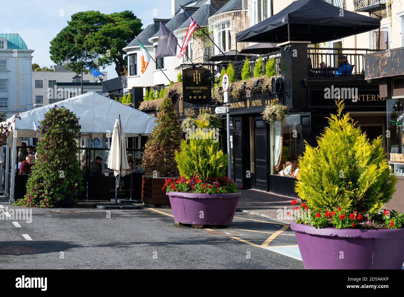 Grandi vasi di fiori e spazio all'aperto per prendere le distanze sociali a. The International Hotel in Killarney County Kerry Irlanda Foto Stock