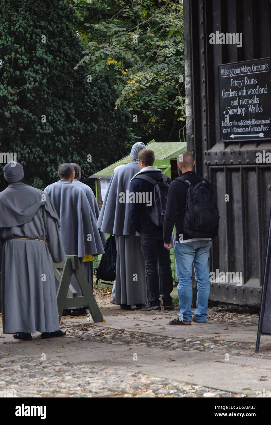 frati francescani, entrando nei terreni delle rovine dell'abbazia di walsingham, walsingham, norfolk, inghilterra, regno unito Foto Stock
