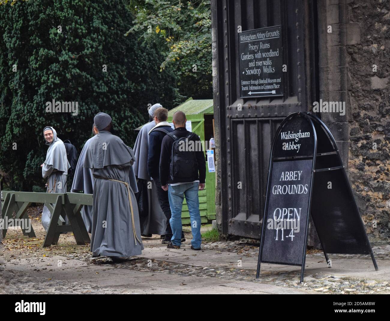 frati francescani, entrando nei terreni delle rovine dell'abbazia di walsingham, walsingham, norfolk, inghilterra, regno unito Foto Stock
