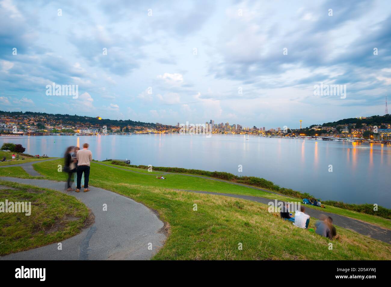 Seattle, Washington state, Stati Uniti - Lago Union e skyline della città dal gas Works Park. Foto Stock