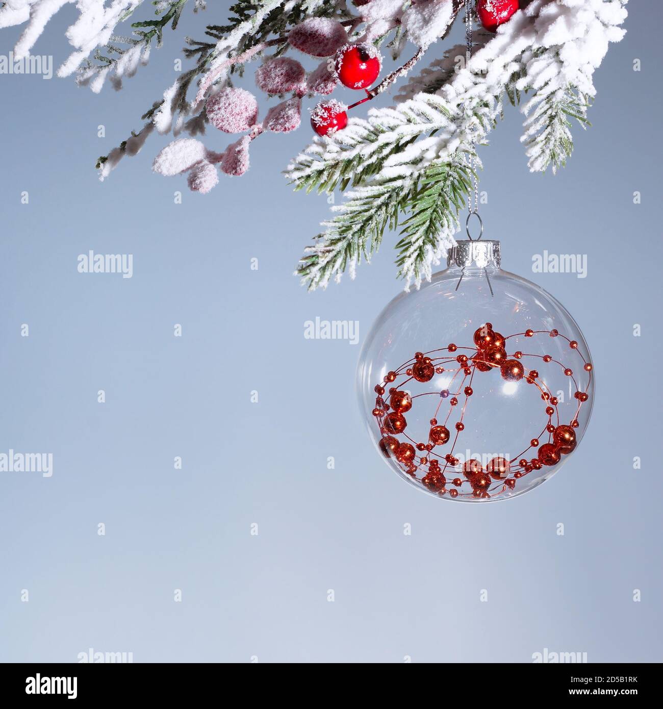 Palla di Natale trasparente su sfondo grigio. Anno nuovo Foto Stock