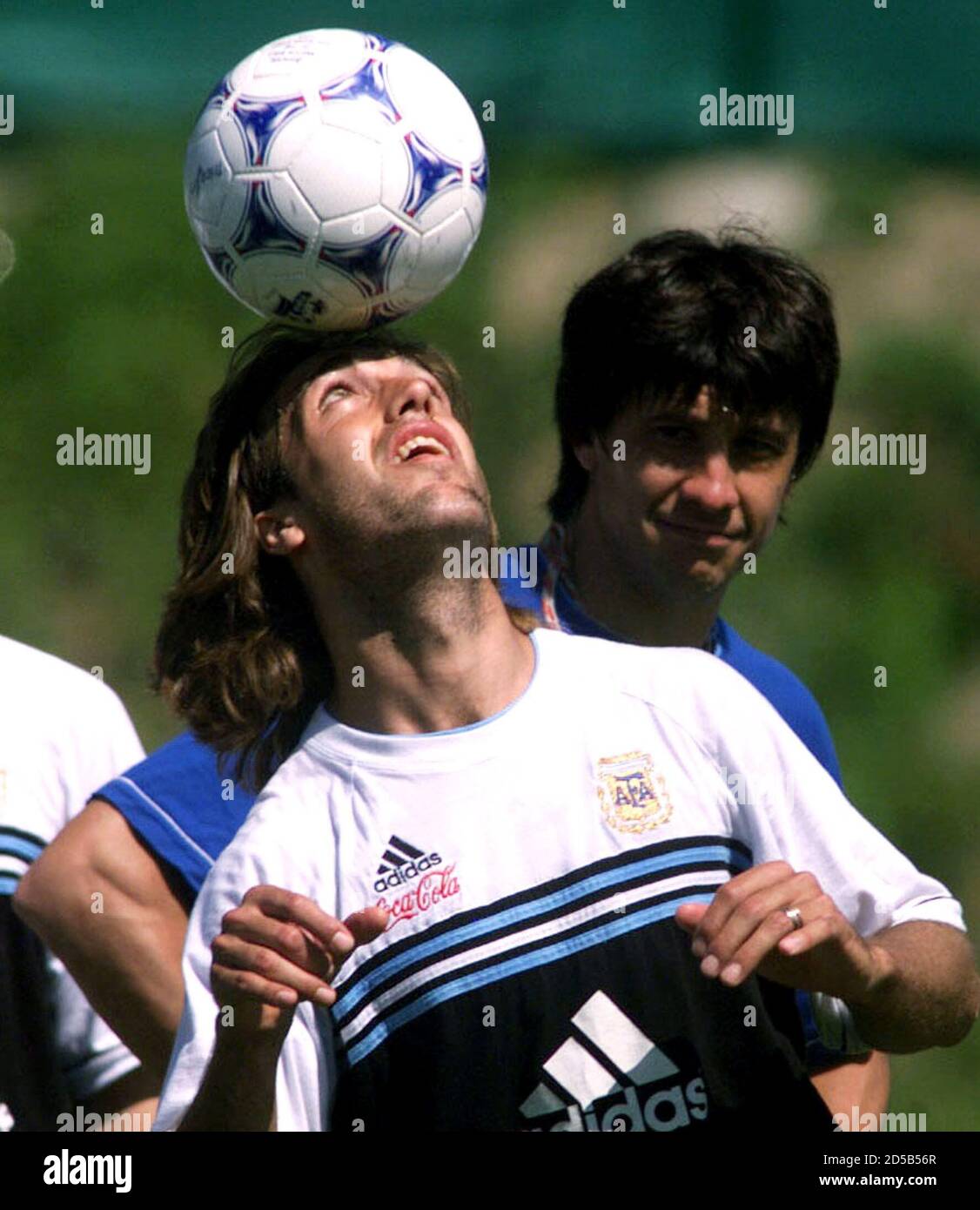 L'attaccante argentino Gabriel Batistuta(L) testa la palla mentre il  portiere tedesco Burgos guarda durante una sessione di prove a San Etienne  il 19 giugno. L'Argentina gioca in Giamaica in una prima partita