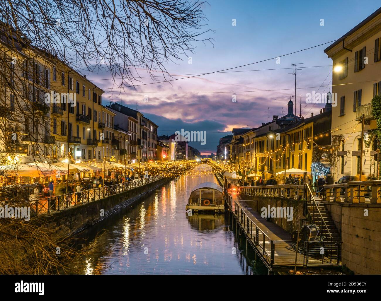 Quartiere Navigli al tramonto decorato con luci di Natale.Milano,Lombardia,Italia Foto Stock