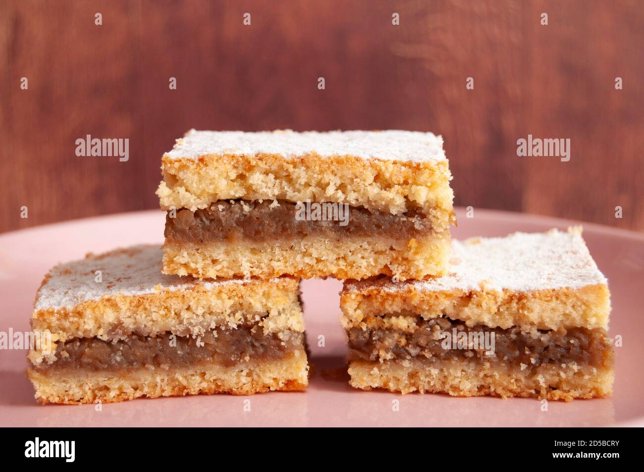 Tre fette di torta di mele a forma di triangolo, una sopra le altre due, vista frontale Foto Stock