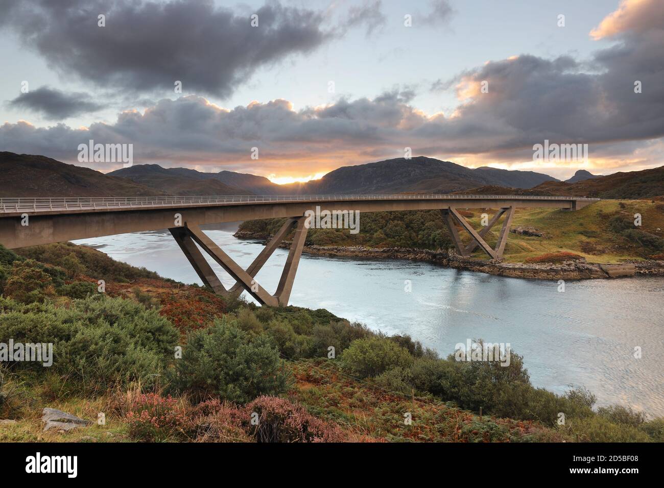 Il ponte Kylesku sulla costa settentrionale 500 percorso turistico che attraversa il lago marino di Caolas Cumhann, Sutherland, NW Highlands della Scozia, Regno Unito Foto Stock