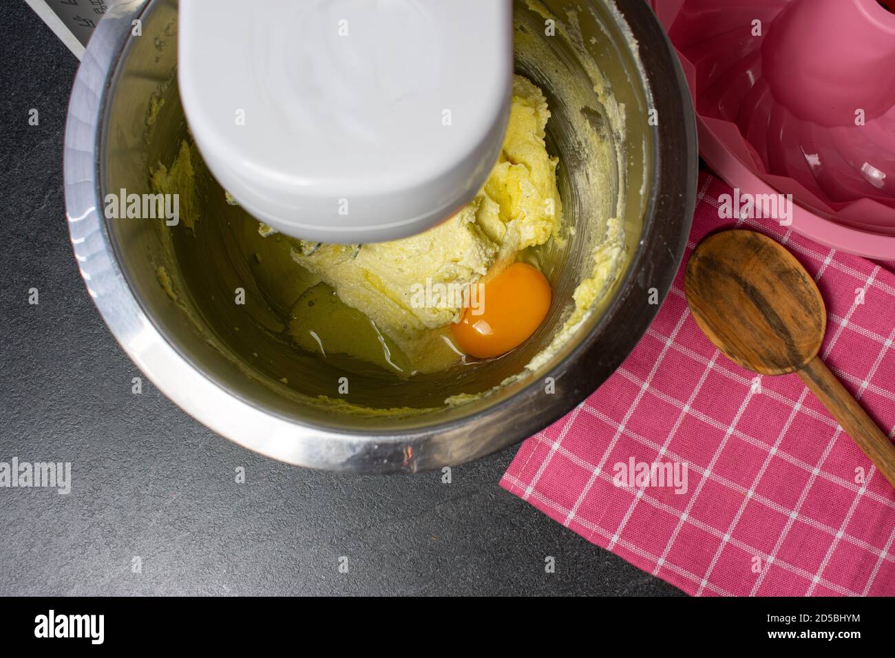 Preparazione di una pastella per una torta di marmo Foto Stock