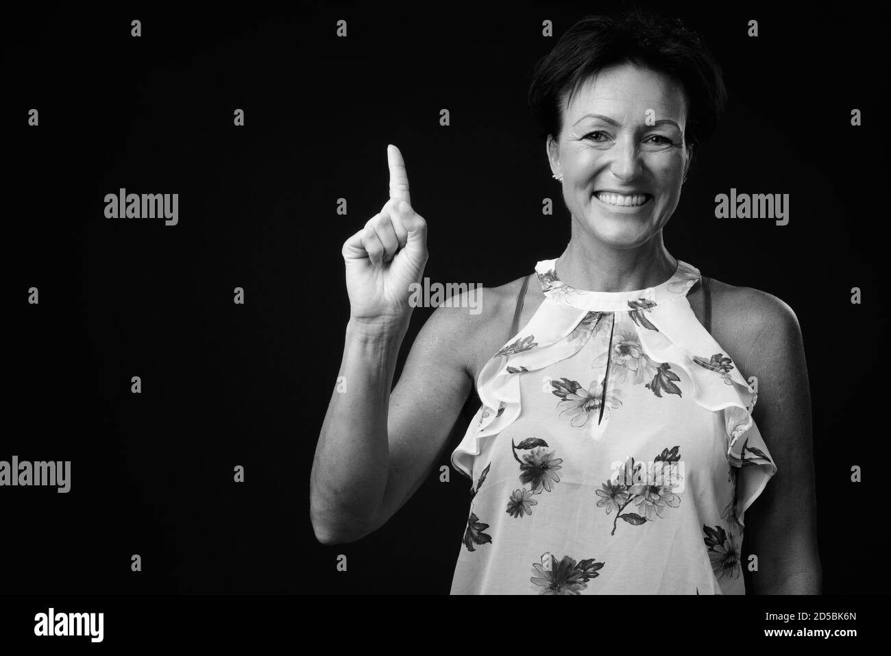 Ritratto di felice matura bella donna con capelli corti Foto Stock