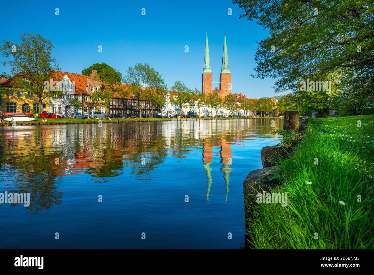 Deutschland, Schleswig-Holstein, Hansestadt Lübeck. Sommerabend auf dem Untertrave. Blick auf den Lübecker Dom. Foto Stock