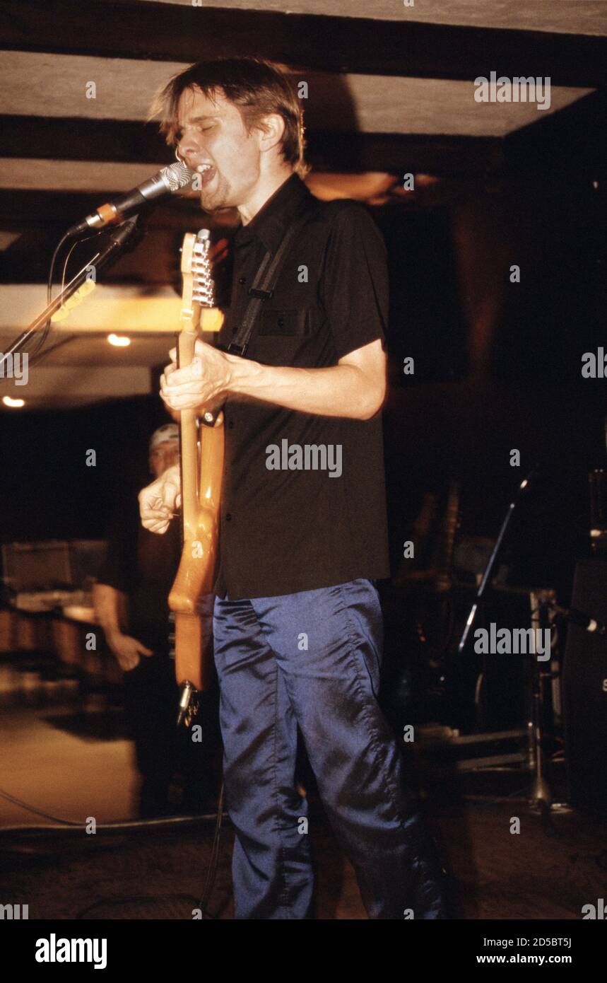 Matt Bellamy della band Muse, eseguendo in TJ's a Newport, Galles, 4 settembre 1999 Foto Stock