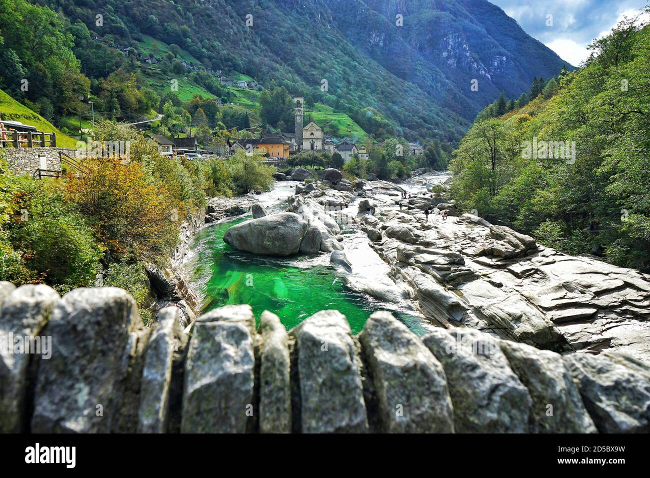 Diga del fiume Verzasca Svizzera - Fiume Verde Foto Stock