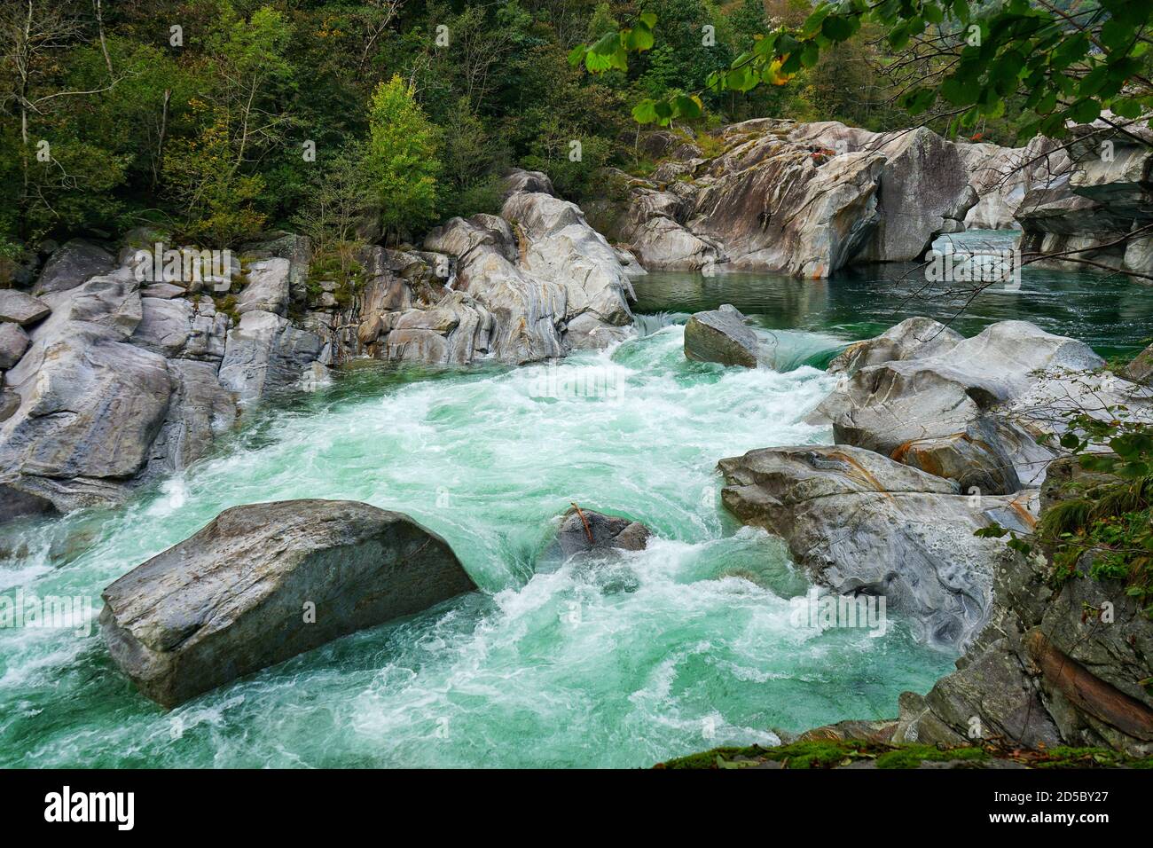 Diga del fiume Verzasca Svizzera - Fiume Verde Foto Stock