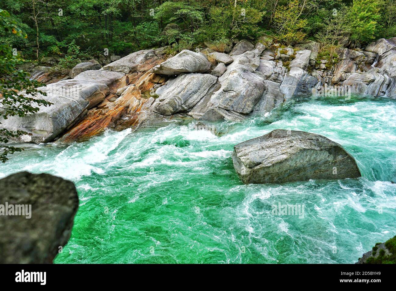 Diga del fiume Verzasca Svizzera - Fiume Verde Foto Stock