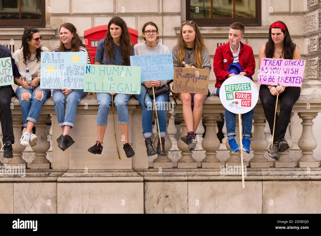 Una manifestazione pro-rifugiato, che promuova al governo britannico di accogliere più rifugiati che entrano nell'Unione europea, Parliament Square, Westminster, Londra, Regno Unito. 12 Set 2015 Foto Stock