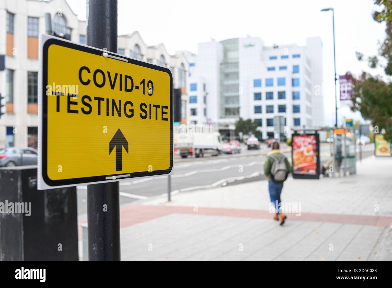 Cartello del sito di test di Covid Walkthrough per un nuovo sito di test situato a Southampton O2 Guildhall hampshire Inghilterra. Foto Stock