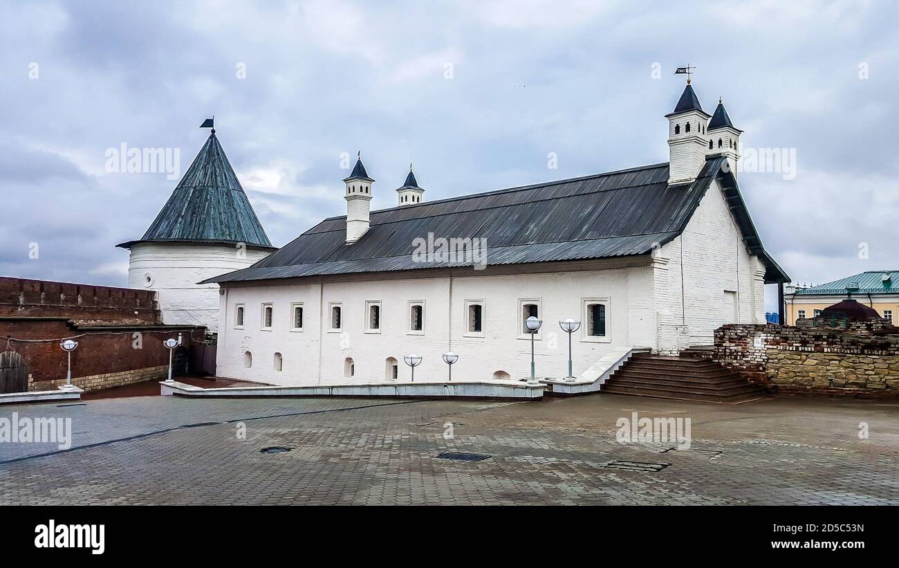 La sede meridionale della Corte degli artiglieri e della Torre di Bezymyannaya sul territorio del Cremlino di Kazan, Tatarstan, Russia. Foto Stock