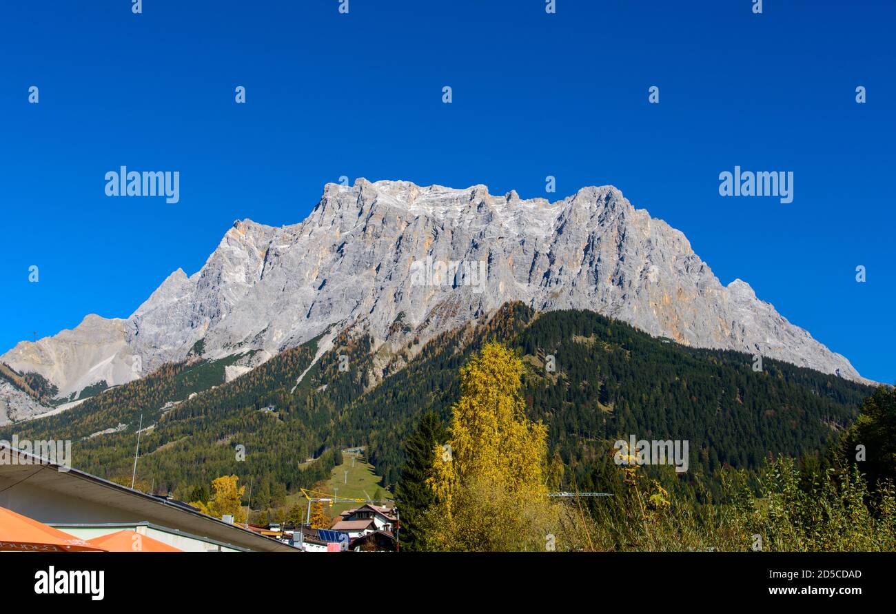 Zugspitze alp montagna tedesca più alta in autunno (Baviera, Germania). Vista da Ehrwald, Tirolo, Austria Foto Stock