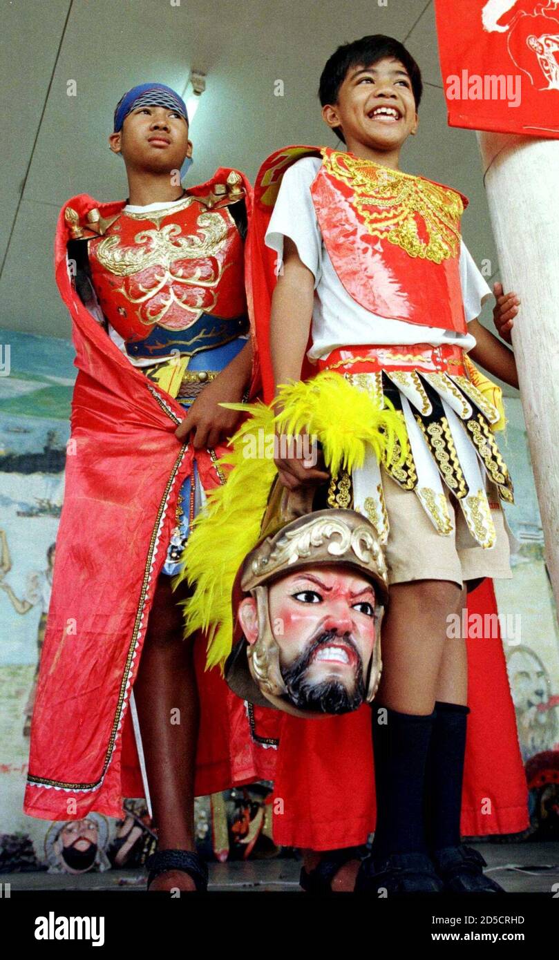 I ragazzi filippini vestiti come antichi centurioni romani si rompono  indossando maschere a casco chiamate 'corions' nella città di Moggog  durante l'annuale 'Moriones Festival' del 3 aprile. Il festival fa parte di